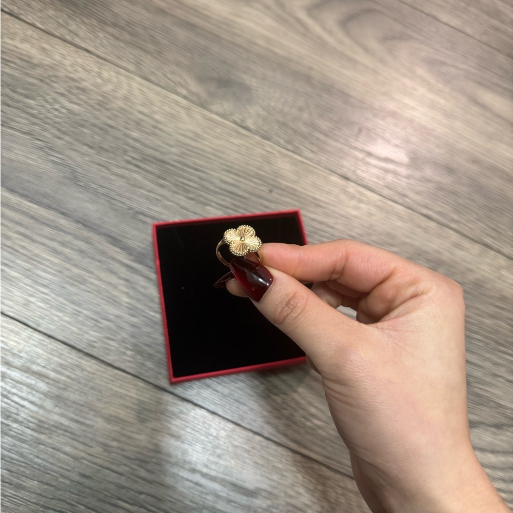 Gold adjustable clover ring - Picture 3 of 5